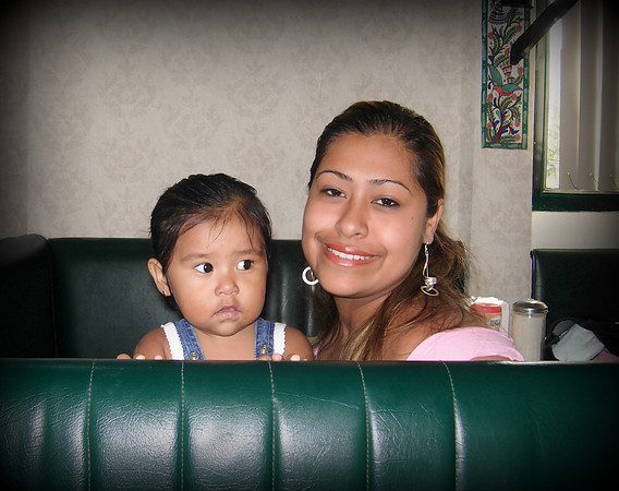 Senora y Hija, Mother and Child, Zihuatenejo 2007)